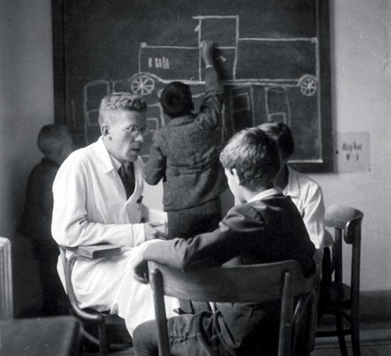 Hans Asperger osztrk gyermekorvos, egyetemi tanr, az osztrk gygypedaggiai trsasg elnke 1944-ben rta le a rla elnevezett tnetcsoport jellemzit.